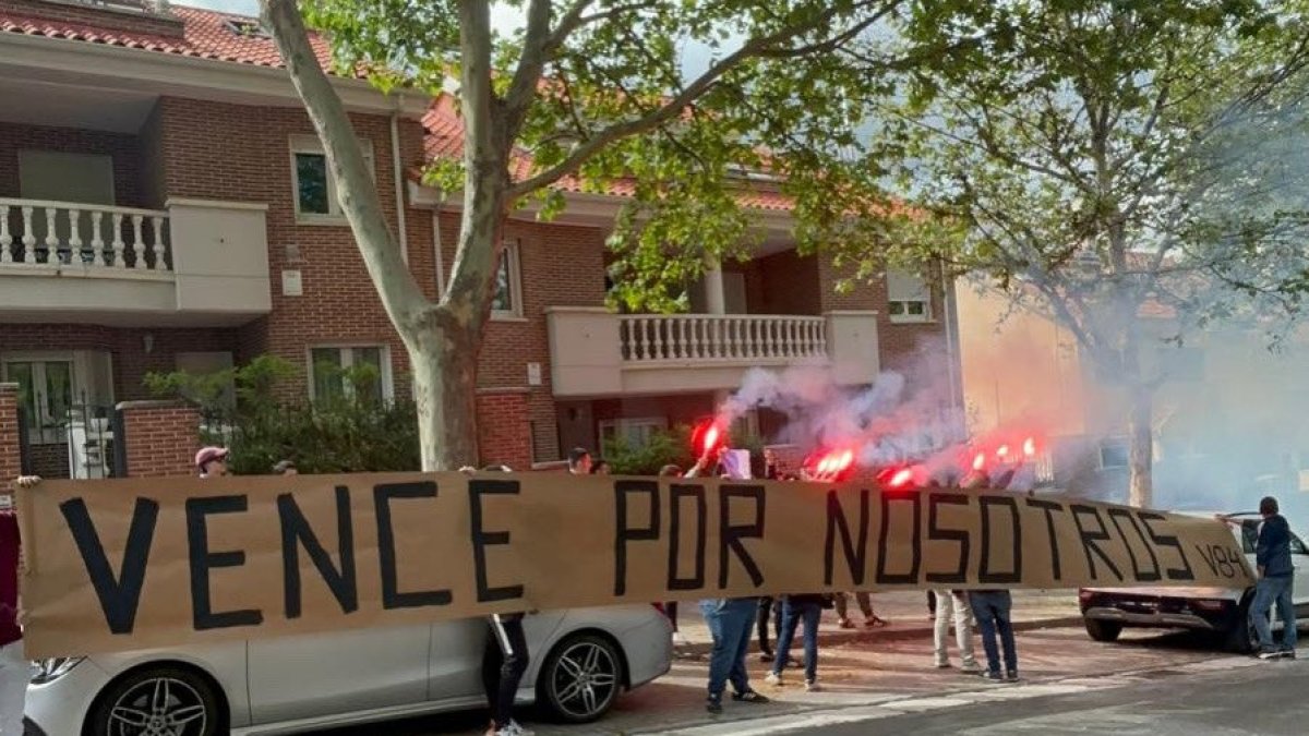 Peñistas del Real Valladolid despiden al equipo en su viaje a Alcorcón.