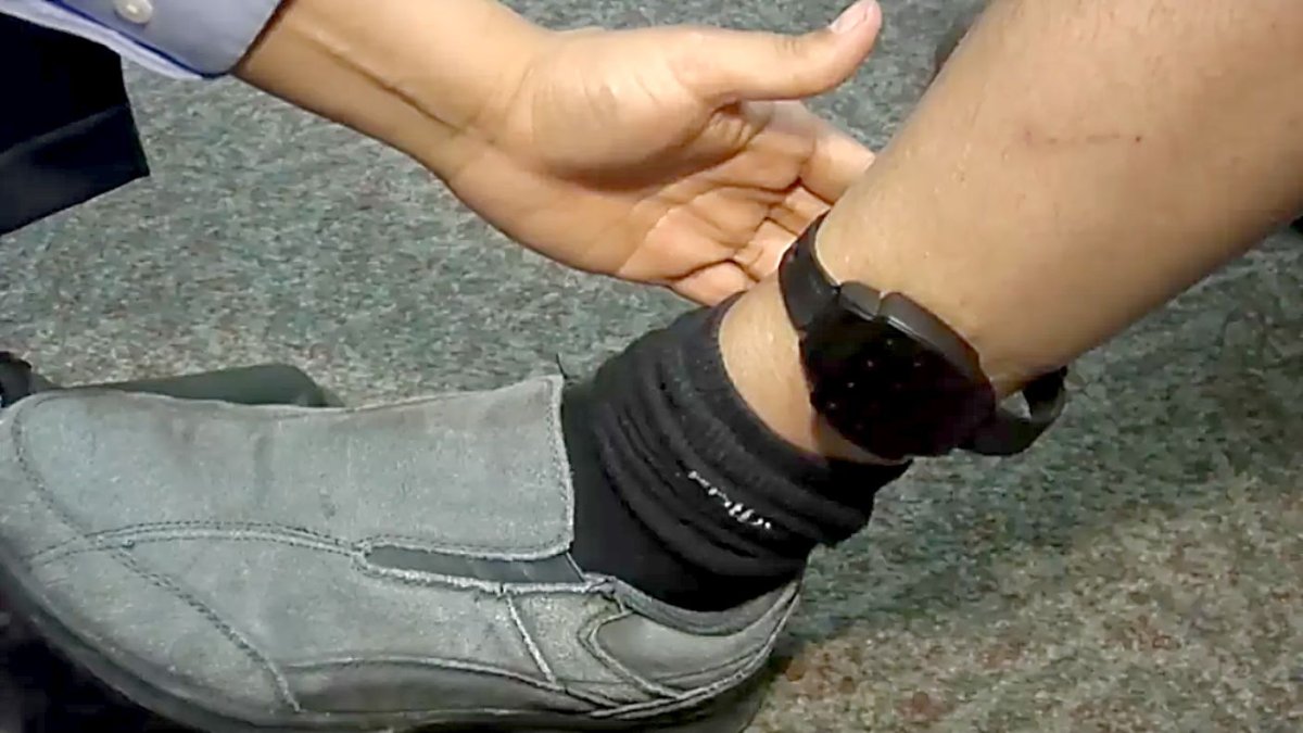 Pulsera de vigilancia colocada en un tobillo, para comprobar que el agresor no viola la distancia de seguridad.