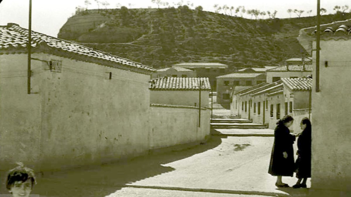 Dos vecinas conversan en en el barrio Girón en los años 60.