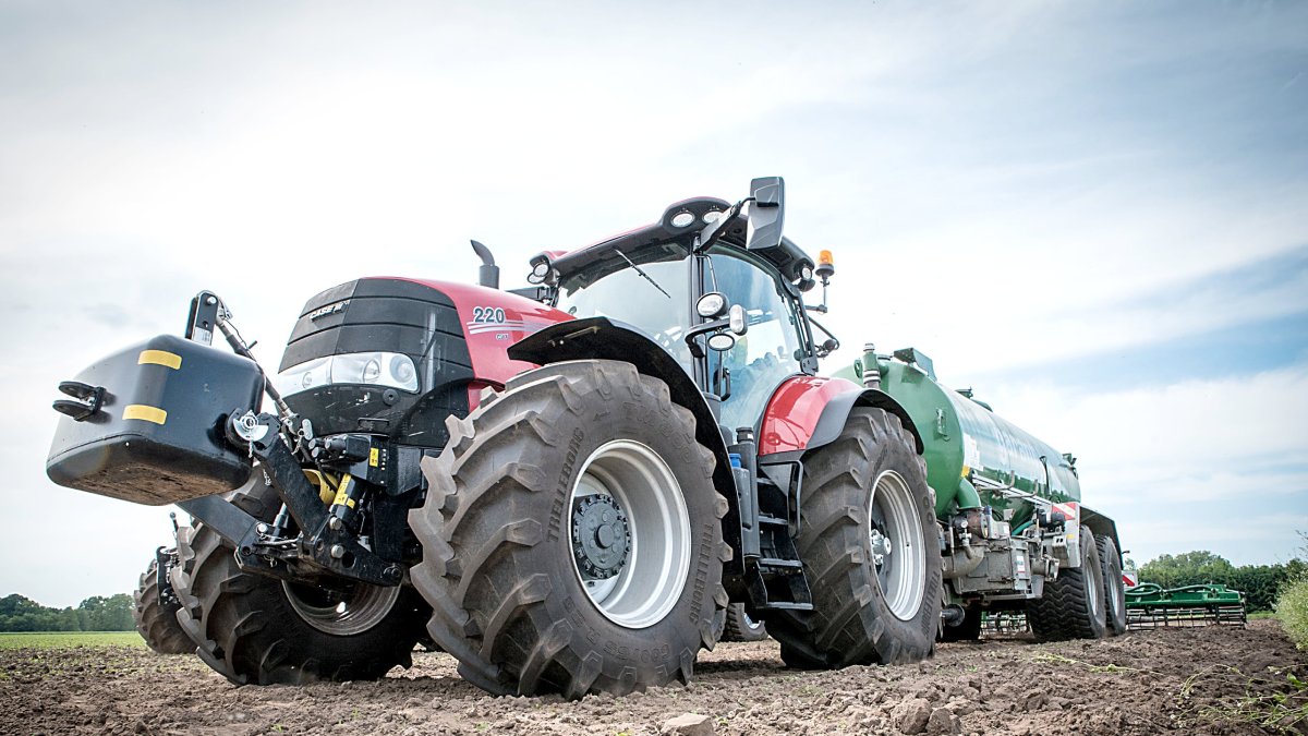 Un agricultor se dispone a preparar el terreno para la sementera con un moderno tractor.