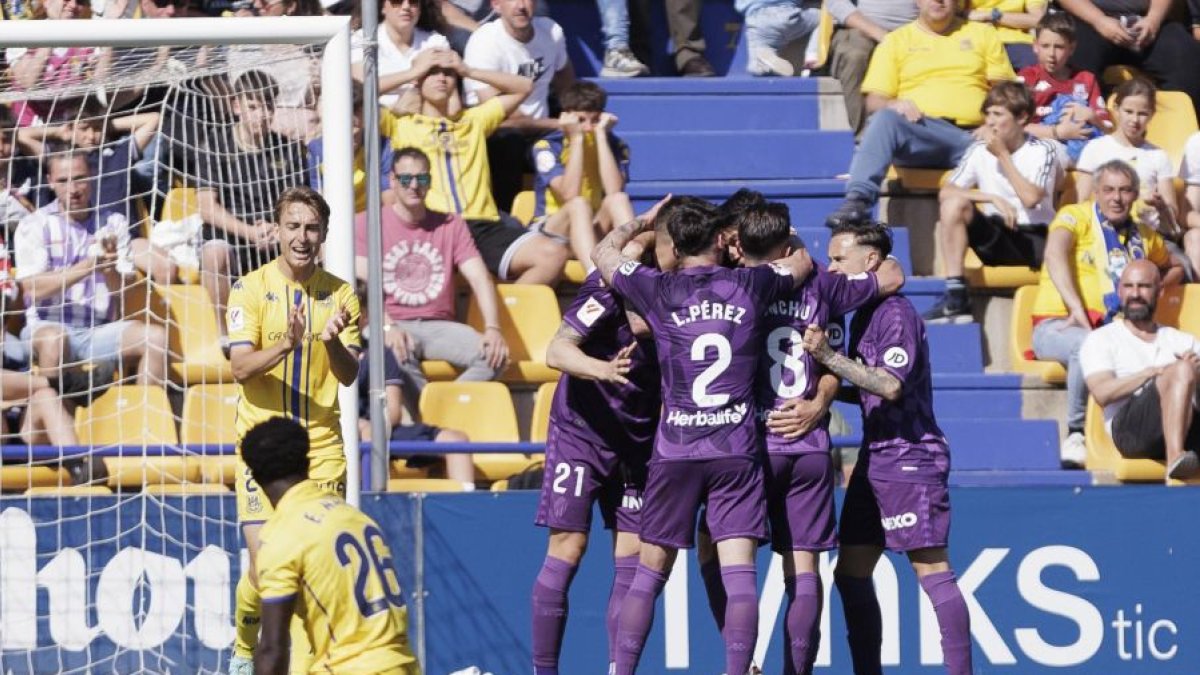 Jugadores blanquivioleta celebran el gol de Negredo.