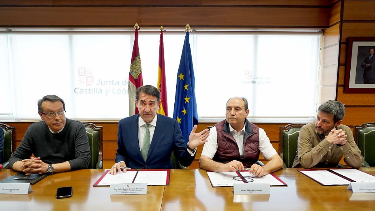 El consejero de Medio Ambiente, Vivienda y Ordenación del Territorio firma un acuerdo con sindicatos para la mejora de condiciones de los agentes medioambientales. ICAL