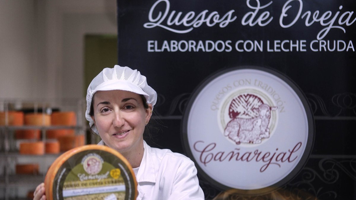 La familia Santos elabora quesos con leche cruda recién ordeñada.