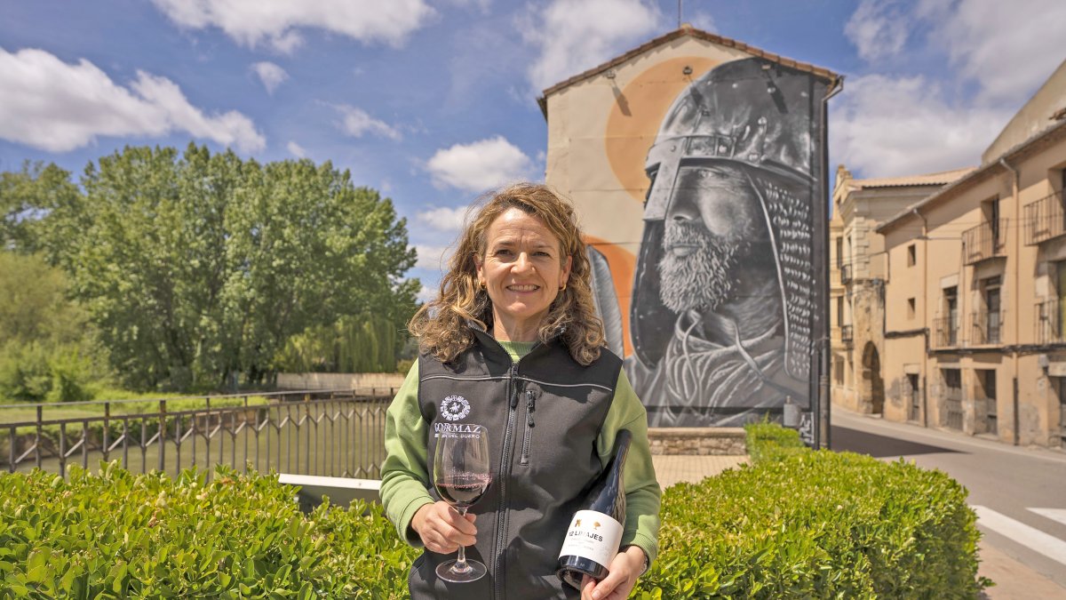 La enóloga y directora de Viñedos y Bodegas Gormaz, María José García, frente al mural del Cid de San Esteban de Gormaz.