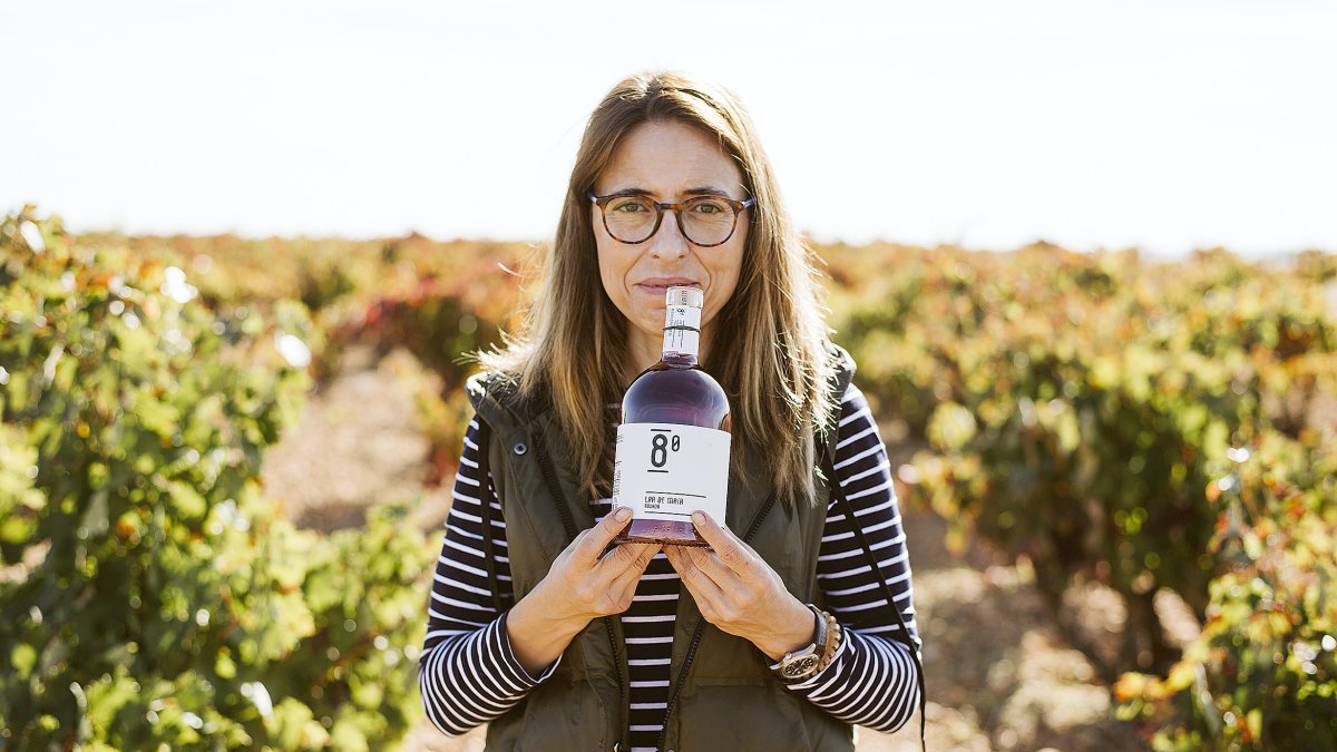 María Burgoa dirige la bodega familiar Lar de Maía que elabora vinos de calidad de forma tradicional, cuidados desde el viñedo. Sus vinos naturales, sin aditivos y con carácter conquistan desde la misma botella.