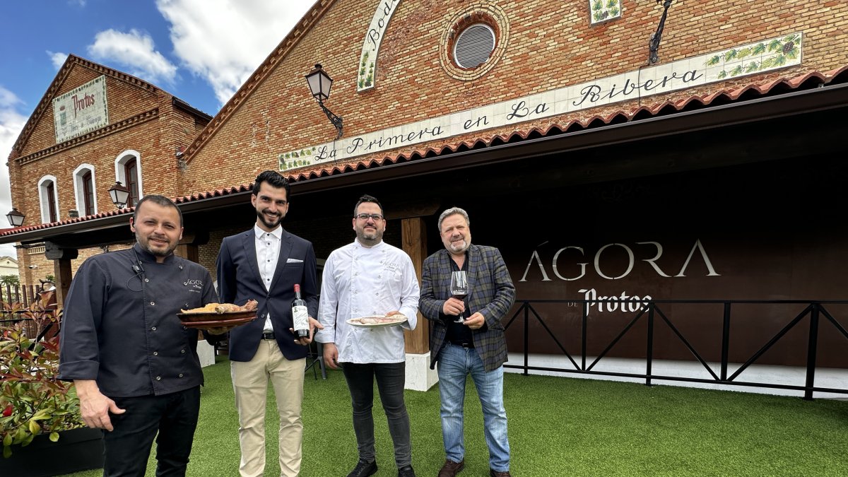 Julián Anaya, Pablo de los Ríos, Javier Sánchez y Rafael Miquel, frente al restaurante Ágora de Protos