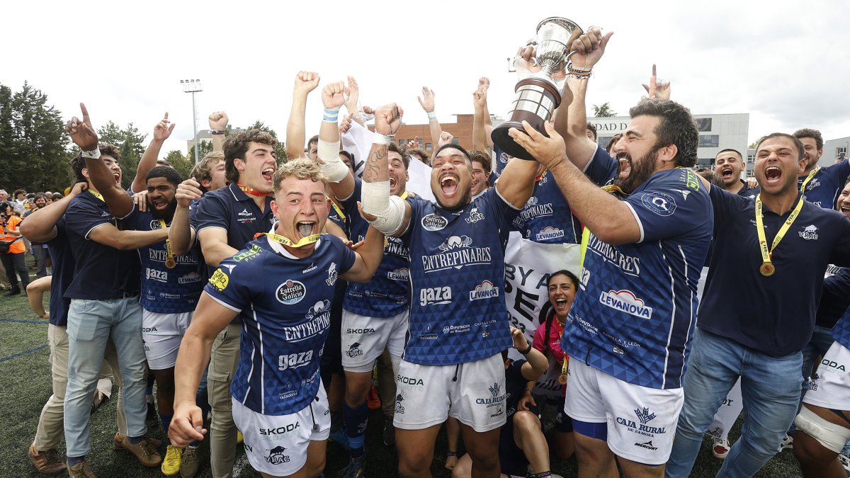 El VRAC alza la Copa de campeón de la Liga 23-24.