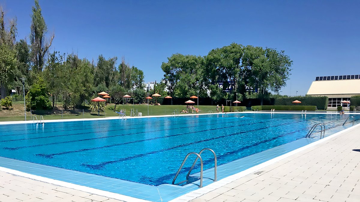 La piscina municipal del Polideportivo Pablo Cáceres de Medina del Campo en una imagen de 2023.