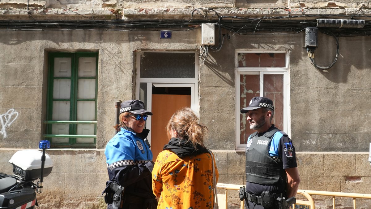 La asistente social del Ayuntamiento de Valladolid, a las puertas de la vivienda okupada en Delicias