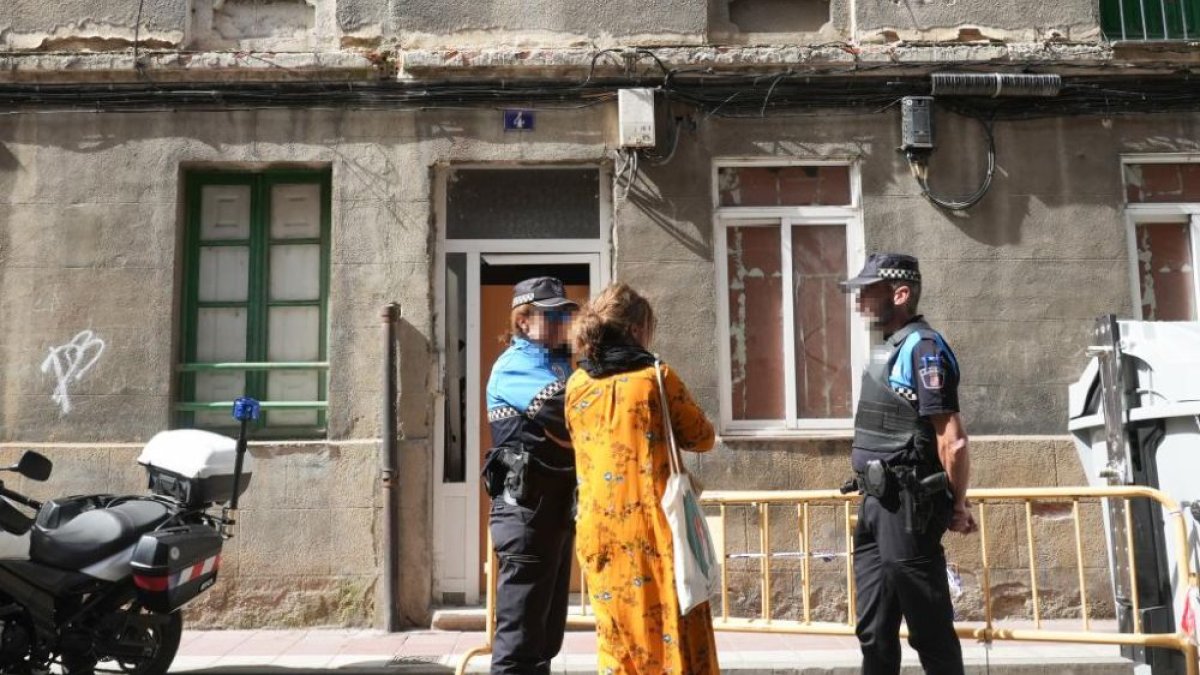 Agentes de Policía acompañan a la trabajadora social de Delicias en su visita al edificio okupado en la calle Olmedo. J. M. LOSTAU