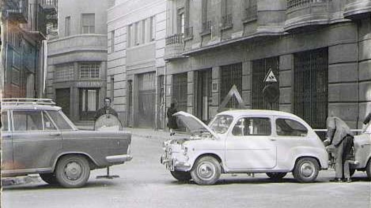 Vehículos estacionados en la calle Fray Luis de León en 1971