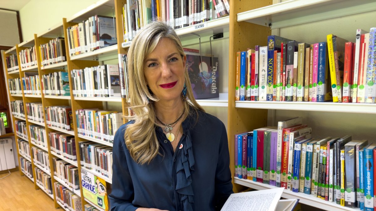La concejala de Educación y Cultura, Irene Carvajal, en la biblioteca de Campo Grande