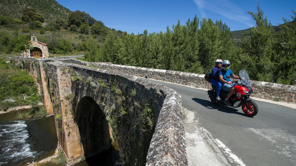 Naturaleza y patrimonio asaltan al viajero que recorre la N-623. Apenas un pequeño desvío basta, por ejemplo, para llegar a Pesquera de Ebro, y disfrutar del paisaje de la imagen.