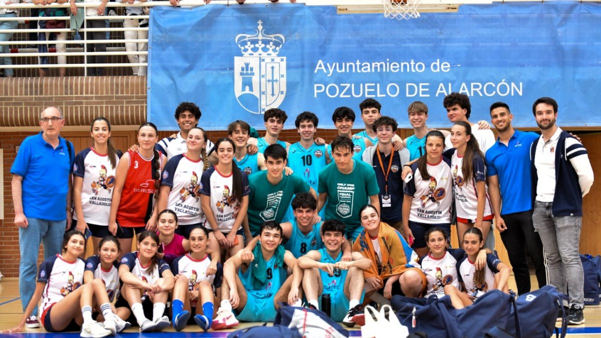 Foto de familia de los dos representantes vallisoletanos en la fase final de la Copa Colegial.