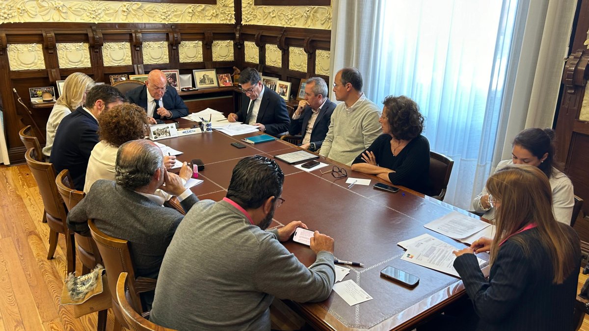 Reunión de la junta de gobierno el Ayuntamiento presidida por Carnero