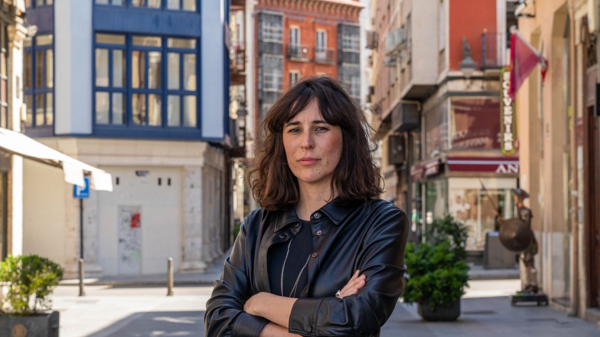 La escritora argentina, Magalí Etchebarne, en la Plaza Mayor de Valladolid