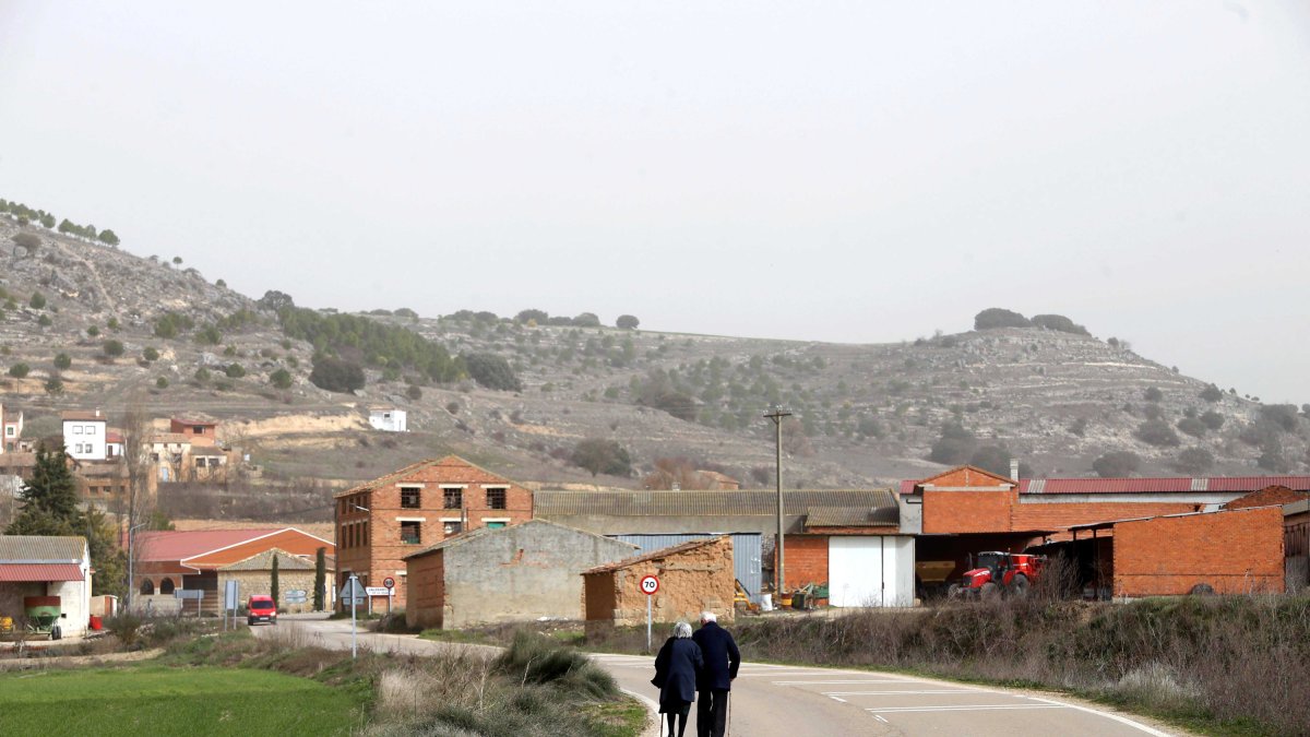 Pareja paseando por la carretera de Valdearcos de la Vega (Valladolid)