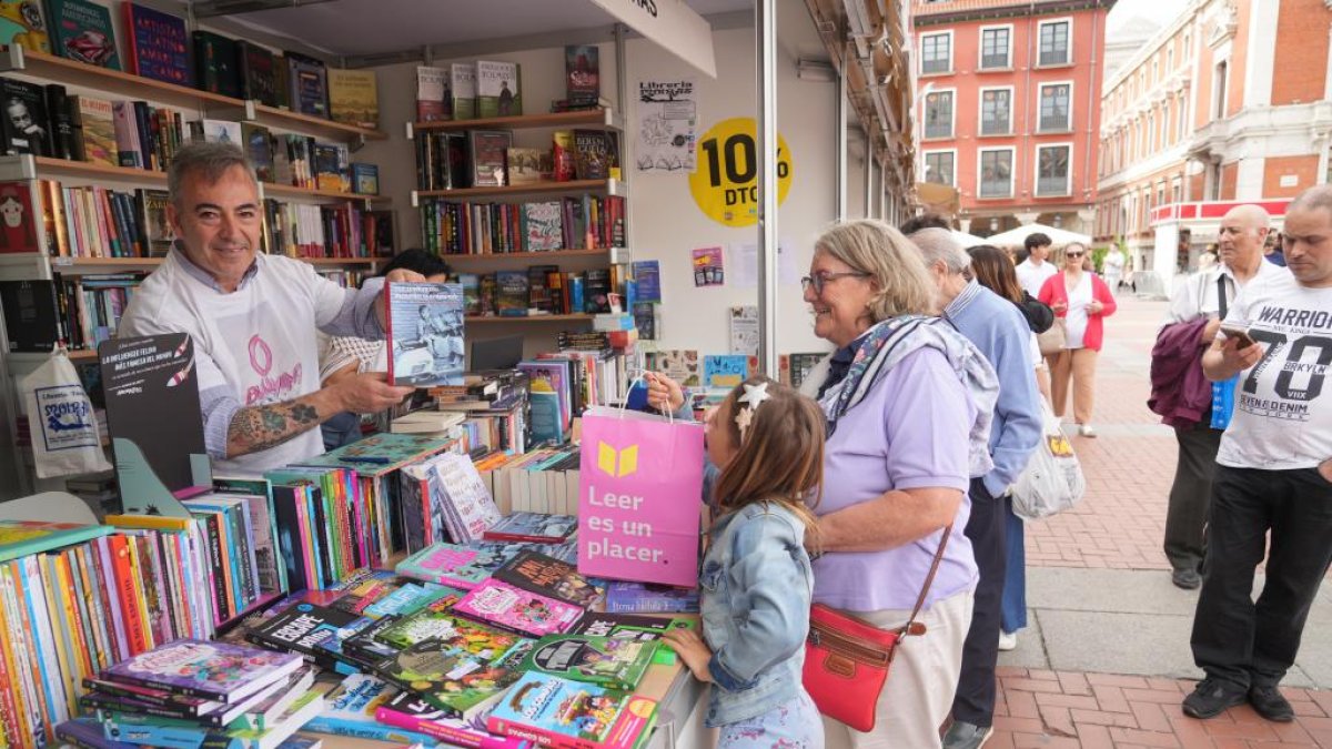 Uno de los puestos de la Feria del Libro de Valladolid