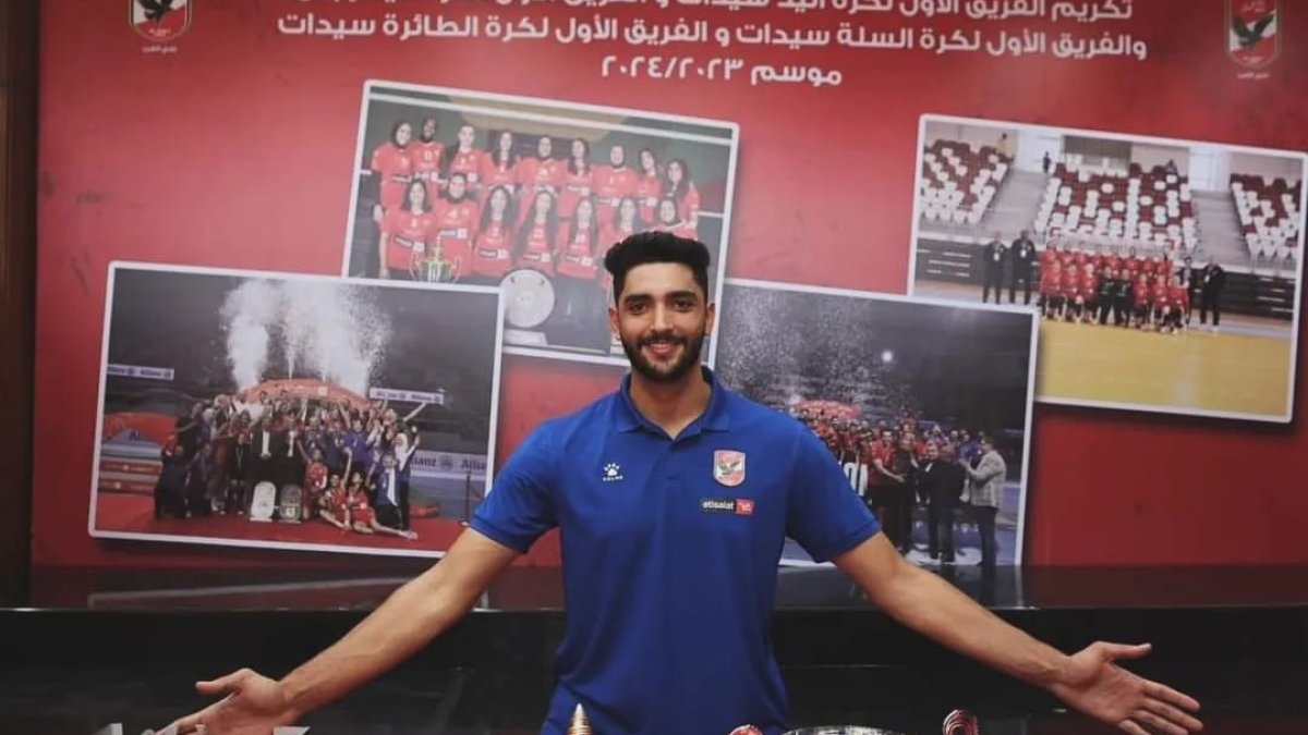 Mahmoud Abdel Azize ‘Gedo’, con los trofeos logrados con su club, Al Ahly de Egipto.