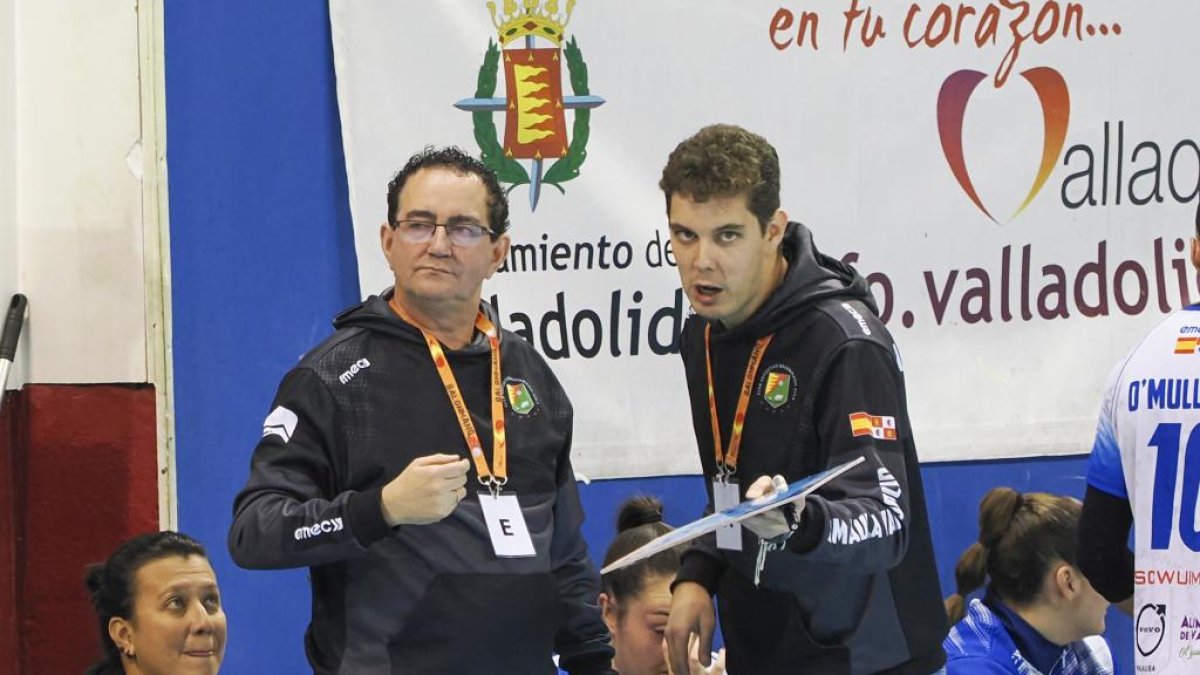 Sergio Escudero habla con Miguel Ángel Peñas durante un partido del Aula esta temporada.