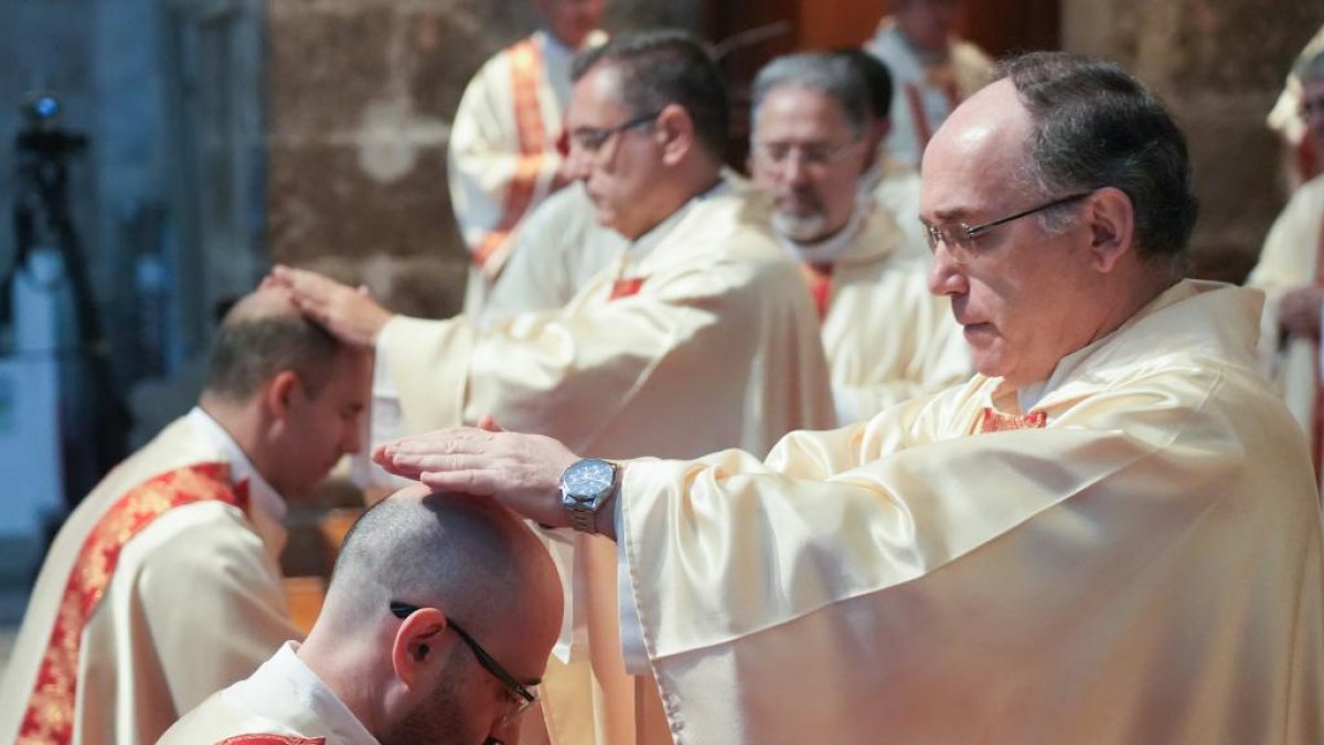 El Arzobispo de Valladolid, Luis Argüello, ordena a dos sacerdotes en la catedral