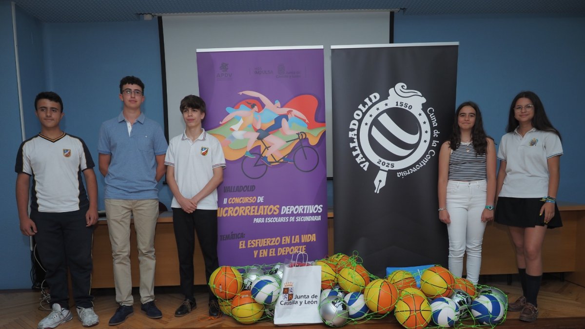 Los cinco alumnos premiados en el II Concurso de Microrrelatos Deportivos para escolares de Secundaria.