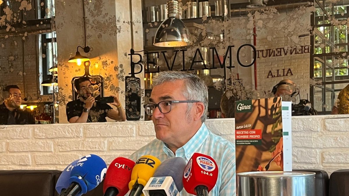 Paco García en su última rueda de prensa tras su no continuidad en el Real Valladolid Baloncesto, en el restaurante Ginos