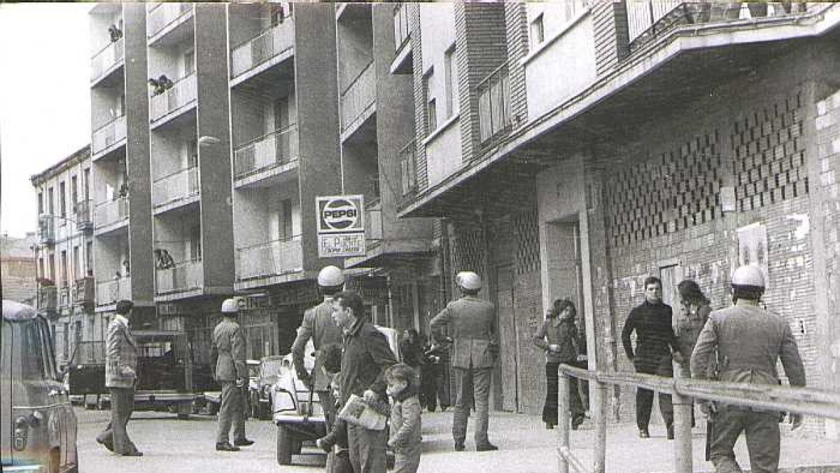 Intervención policial en la calle Gabriel y Galán en 1973