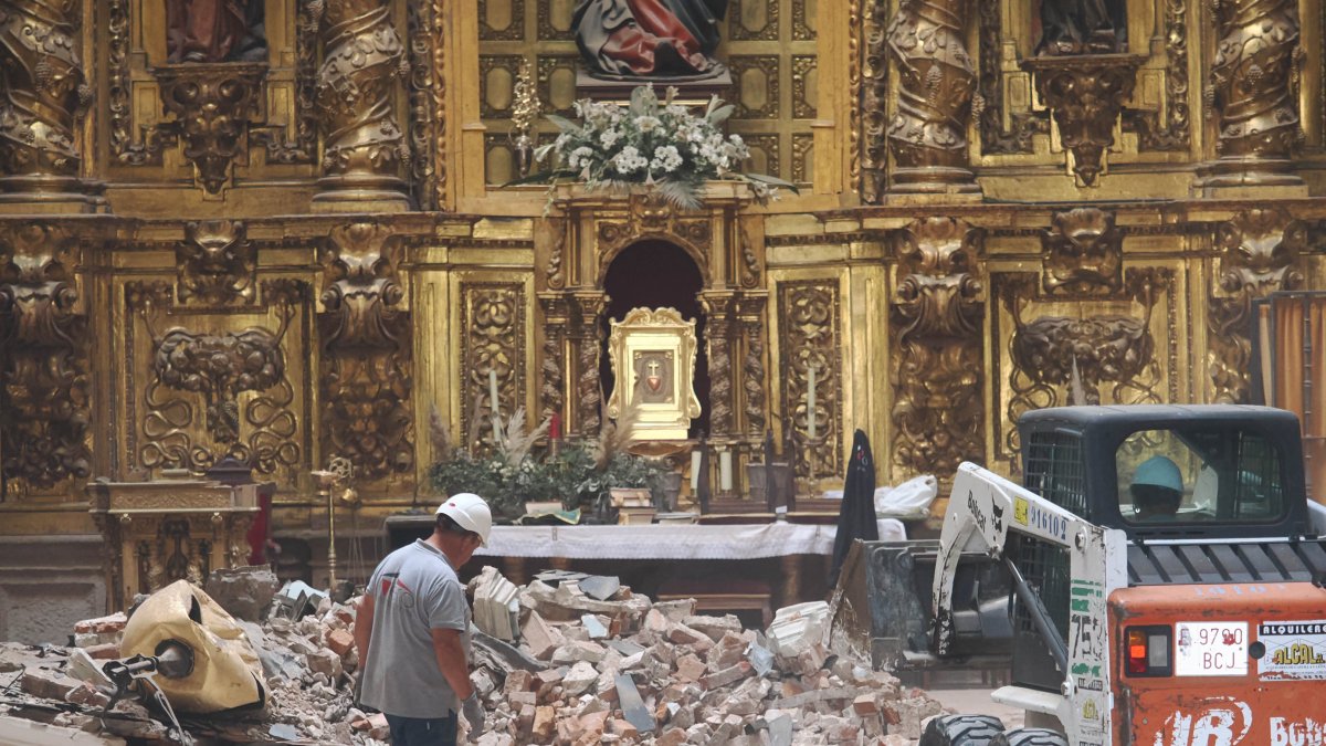 Desescombro de la Vera Cruz de Valladolid tras el desplome de la cúpula.