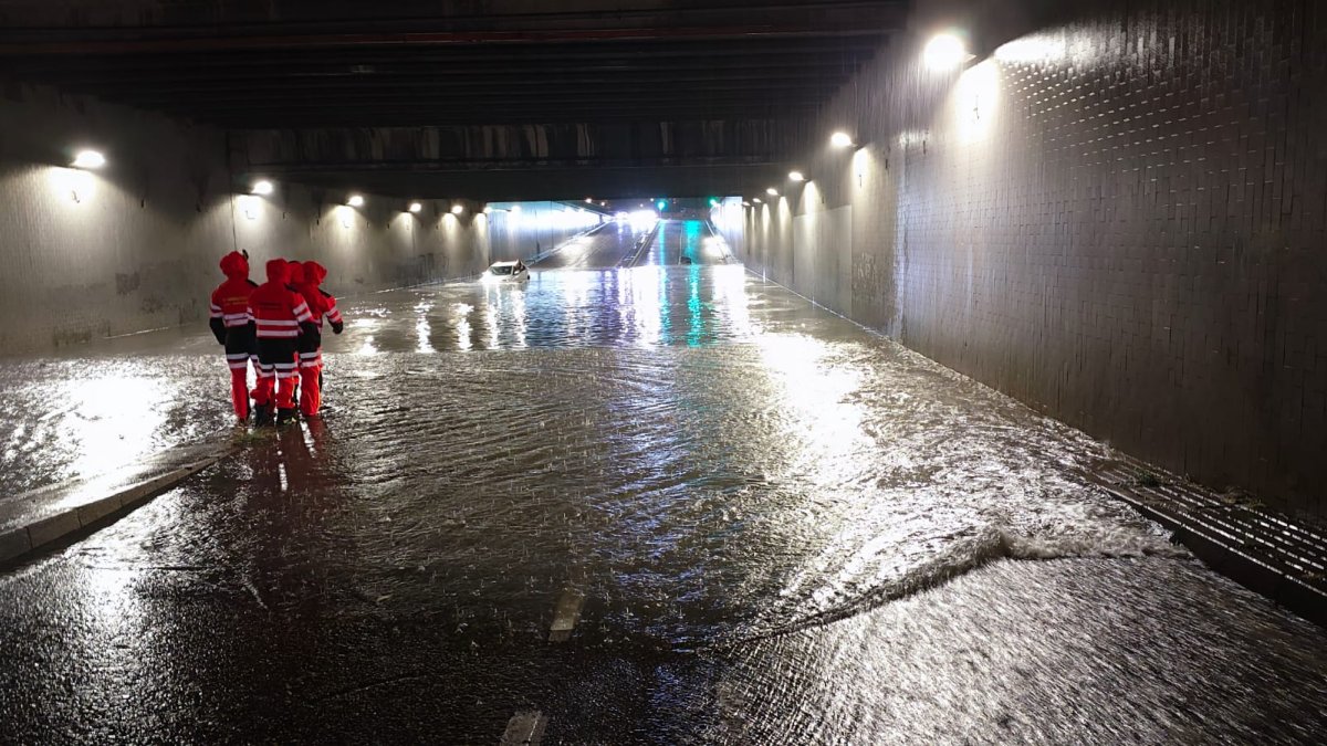 Vehículo atrapado por el agua que anega el túnel de San Isidro en Valladolid