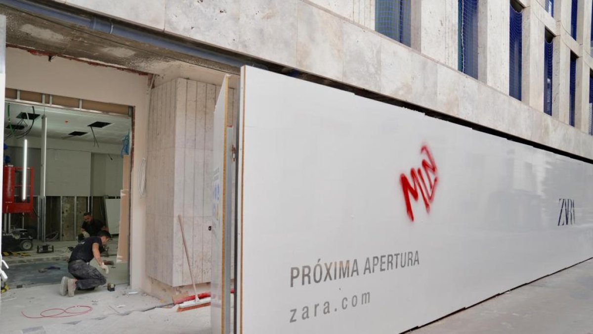 Avance de las obras para la apertura del tercer Zara más grande de España en el edificio del antiguo Corte Inglés de la calle Constitución.
