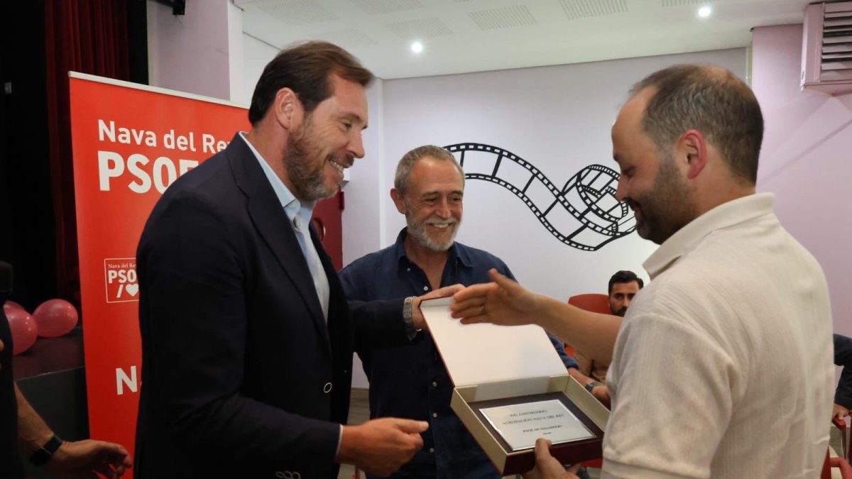 Óscar Puente celebra el centenario de la agrupación socialista de Nava del Rey.