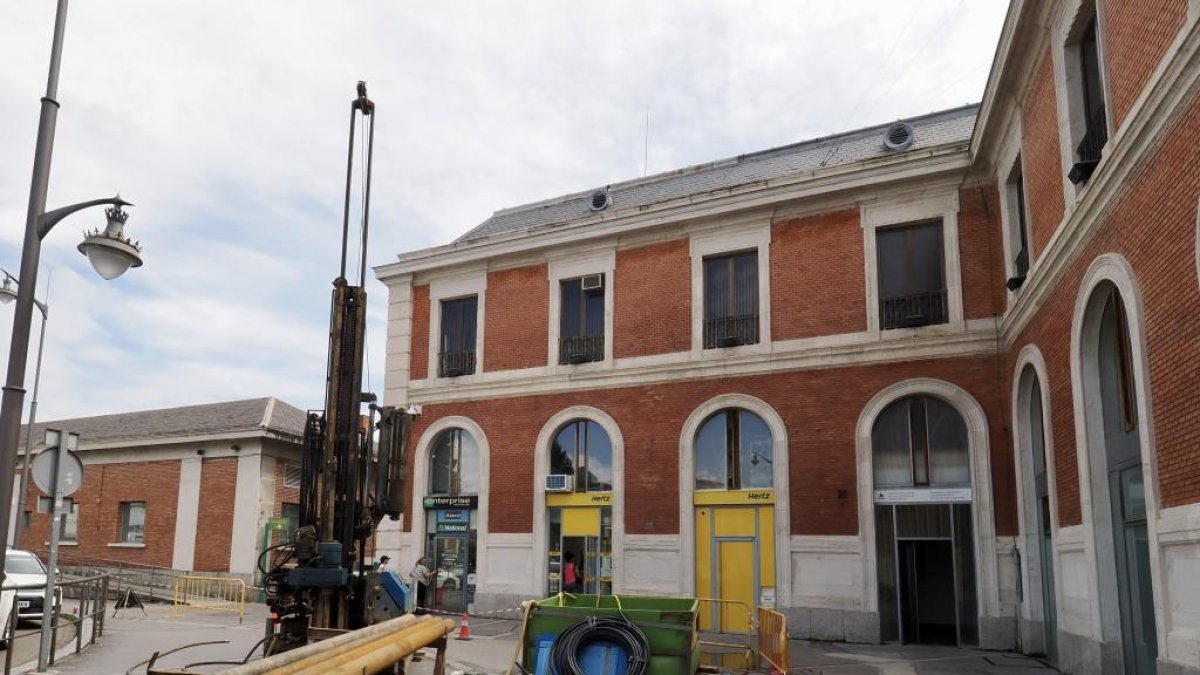 Máquina para realizar catas en la estación de trenes