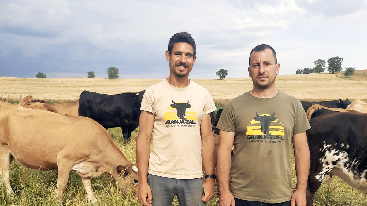 Andrés Gómez Cuadrado posa con su socio, Mario Hernando en Zael (Burgos).