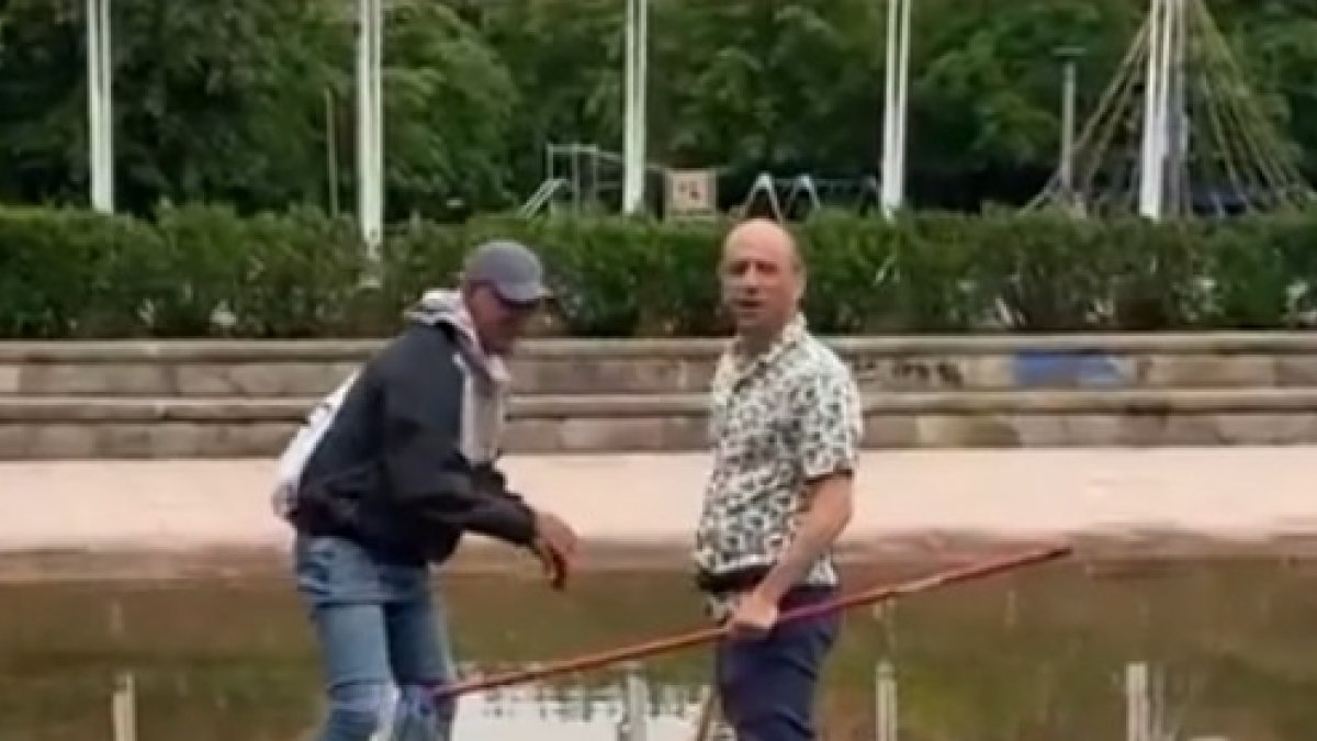 Vecinos de La Victoria tratan de desatascar las alcantarillas de la plaza de La Solidaridad