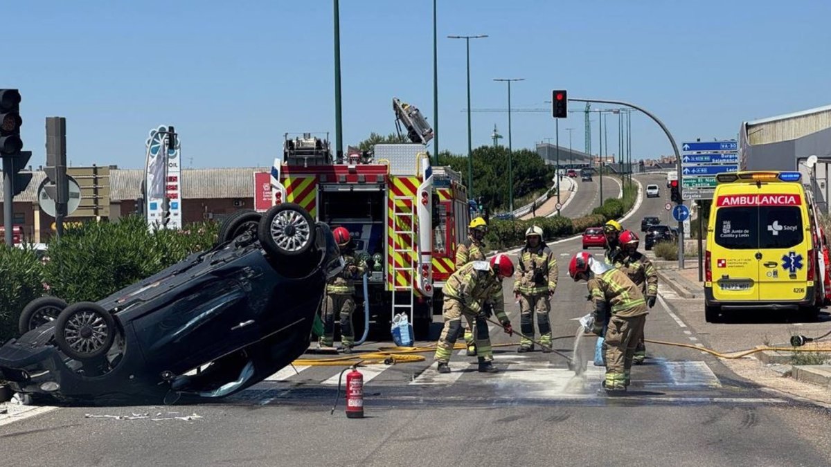 Turismo volcado en la avenida de Zamora