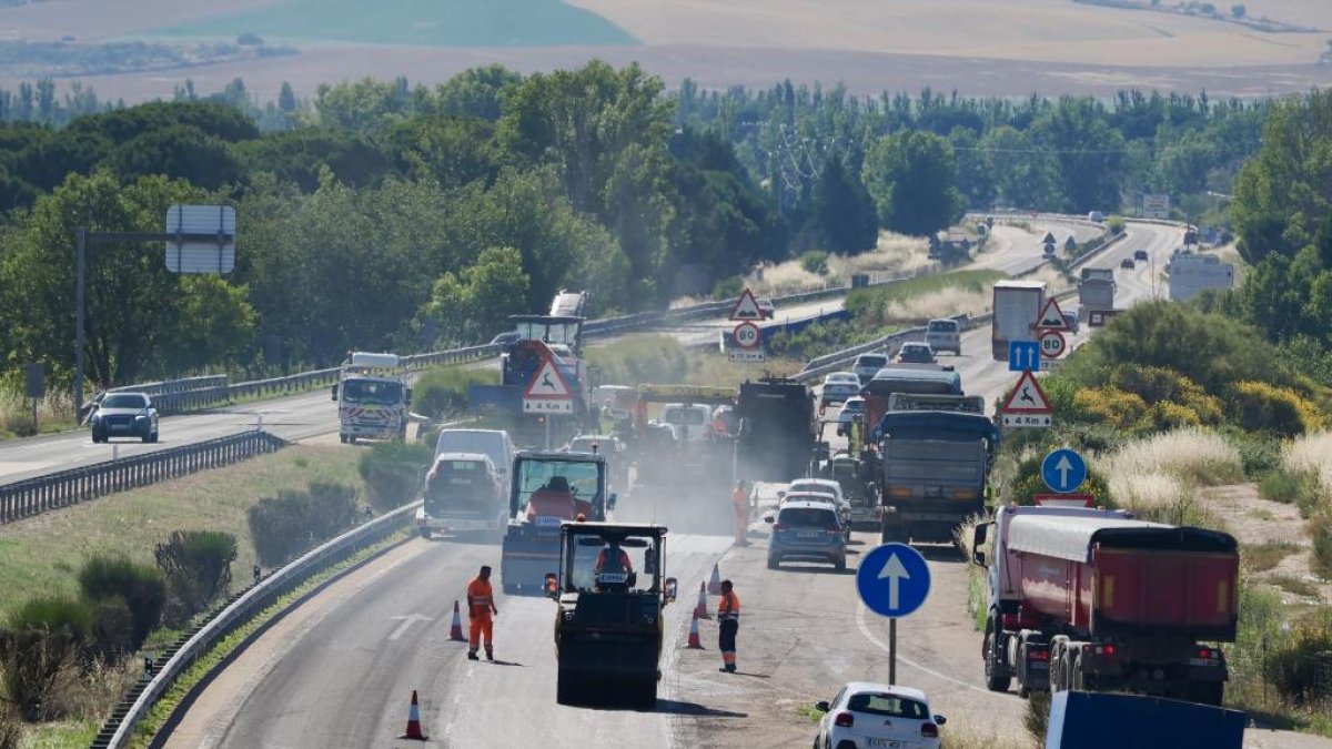 Obras para la eliminación de los baches en la A-11 en Valladolid.