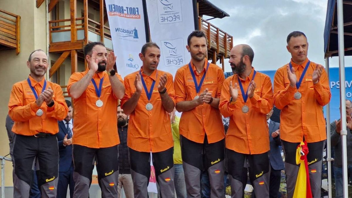 Equipo español medalla de plata en el mundial de salmónidos mosca disputado en Francia con Rubén Santos, primero por la derecha.