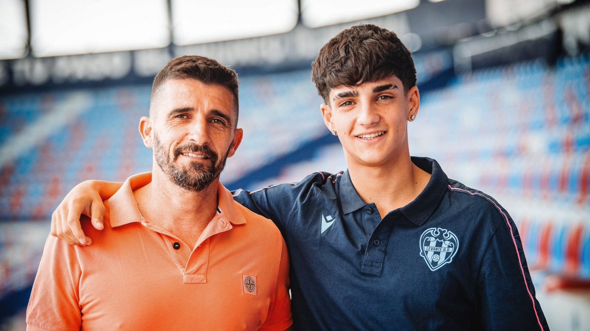 Víctor Fernández junto a su hijo Víctor Jr. en el Ciutat de Valencia