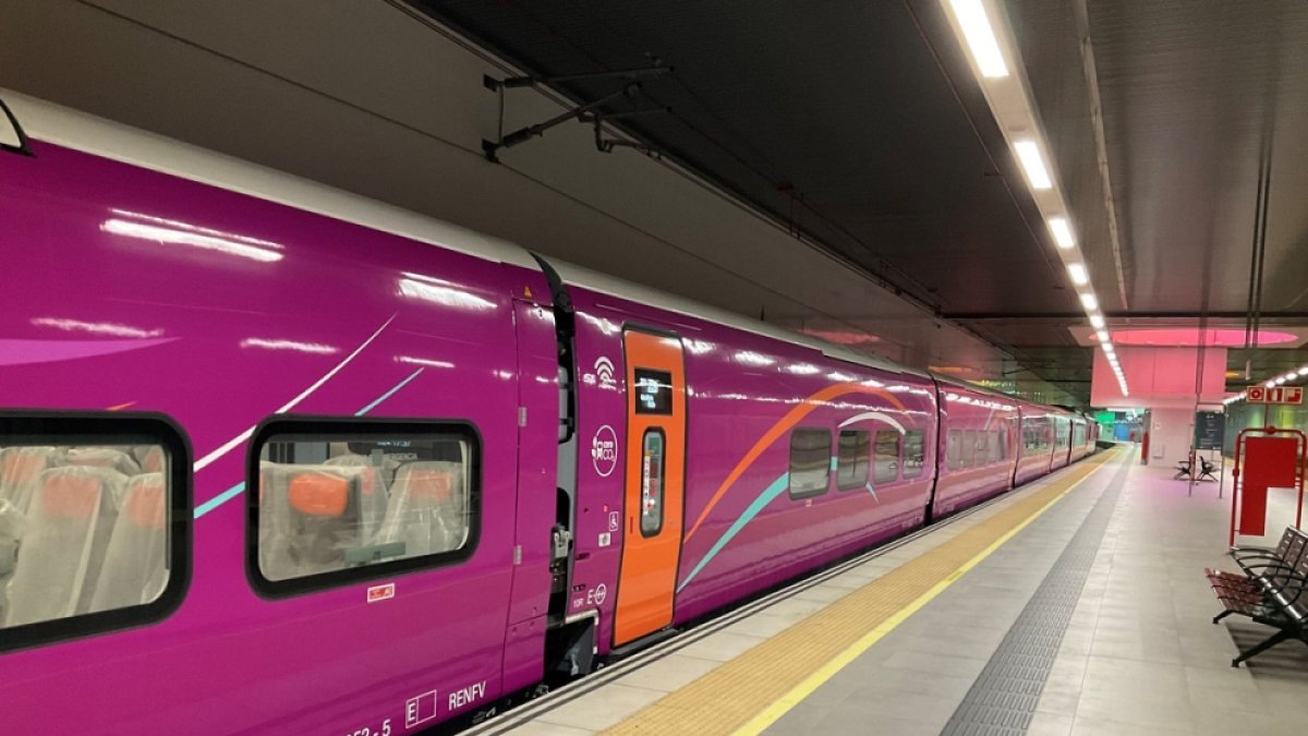 Tren Avlo de Renfe por la Variante de Pajares.