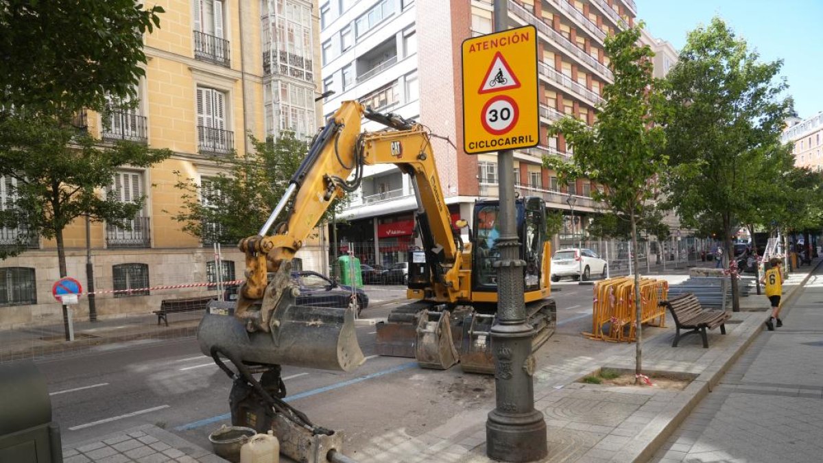 Maquinaria realizando obras en la calle Gamazo