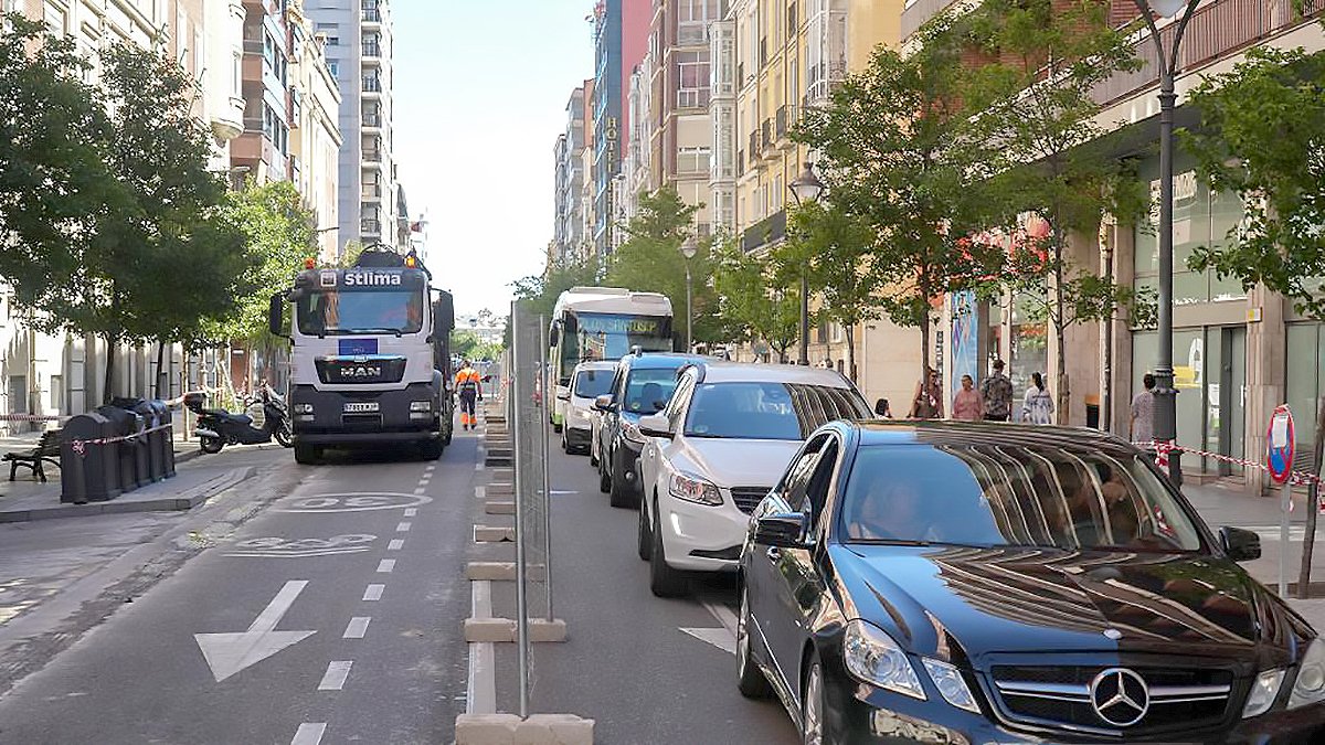 Un carril cortado por las obras en la calle Gamazo