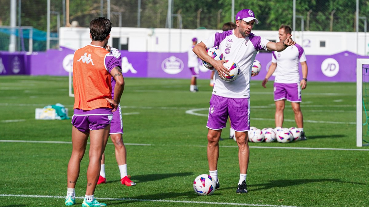 Pezzolano da indicaciones en un entrenamiento del curso pasado