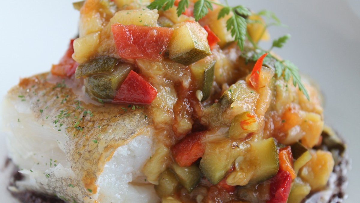 BACALAO CONFITADO CON PISTO SOBRE CREMOSO DE CEBOLLA