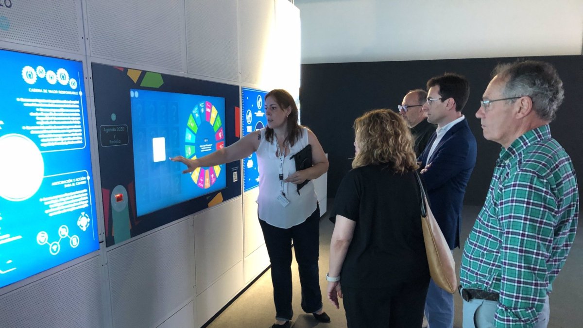 Concejales socialistas visitan la muestra de Redeia en el Museo de la Ciencia