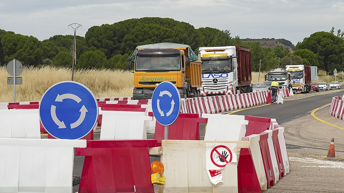 Obras de construcción de la rotonda en la N-122