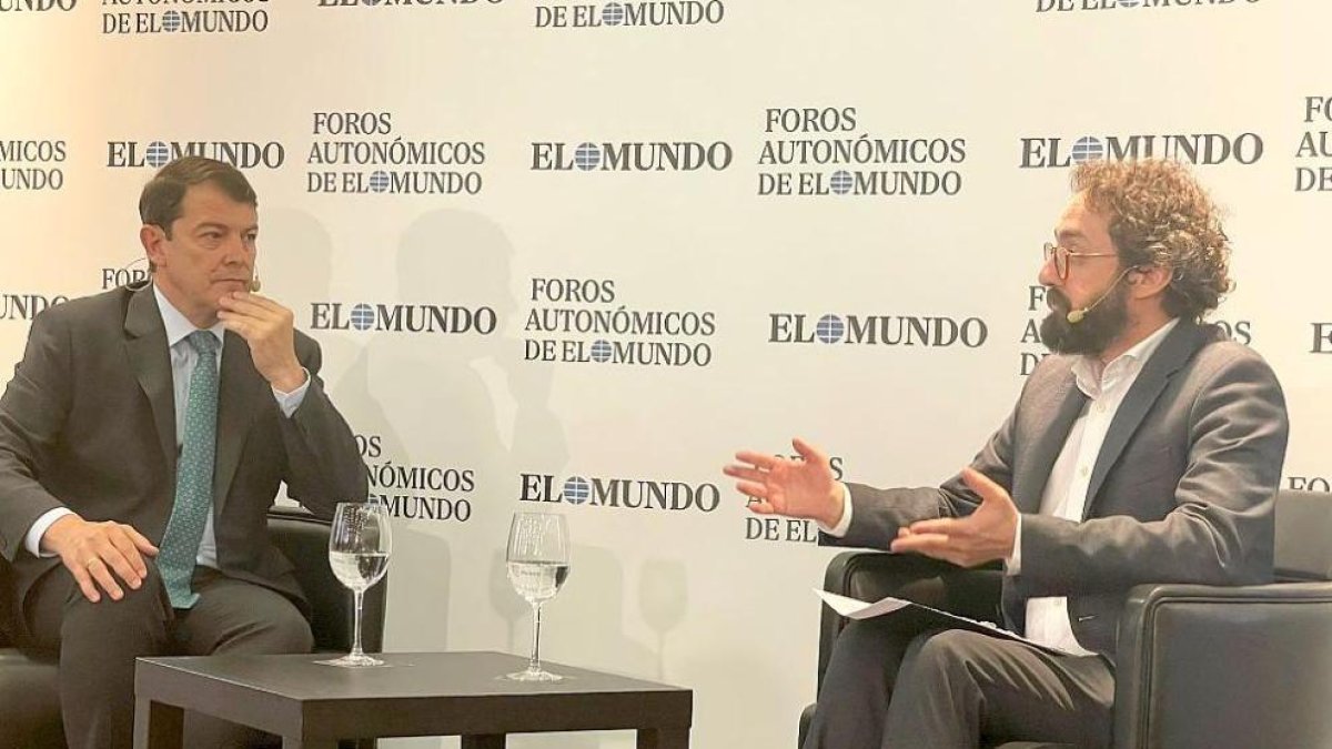 El presidente de la Junta de Castilla y León, Alfonso Fernández Mañueco, y el director nacional de EL MUNDO, Joaquín Manso, en el Foro de EL MUNDO 'La España Vertebrada'.