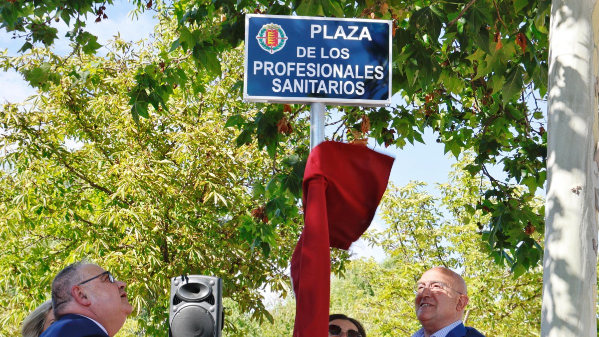 Carnero destapa el letrero de la nueva plaza de la ciudad 'Profesionales Sanitarios'