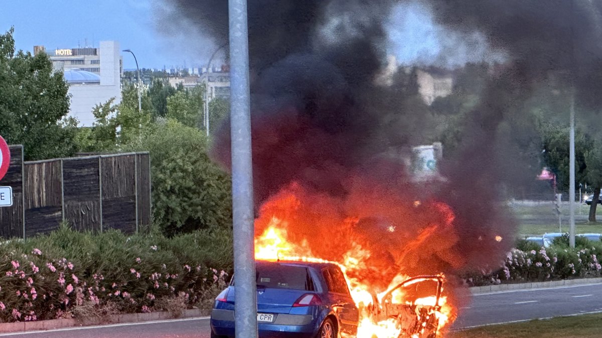 Incendio de un coche en la calle Manuel Jiménez-Alfaro.