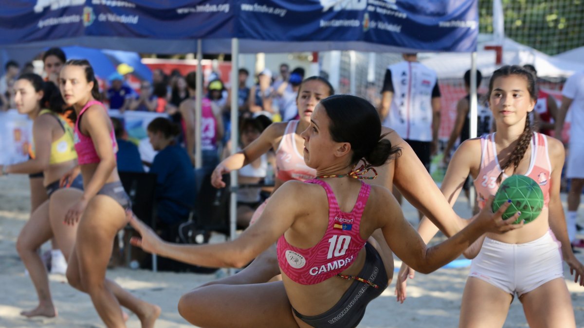 Espectacular imagen de uno de los partidos de balonmano playa en Las Moreras.